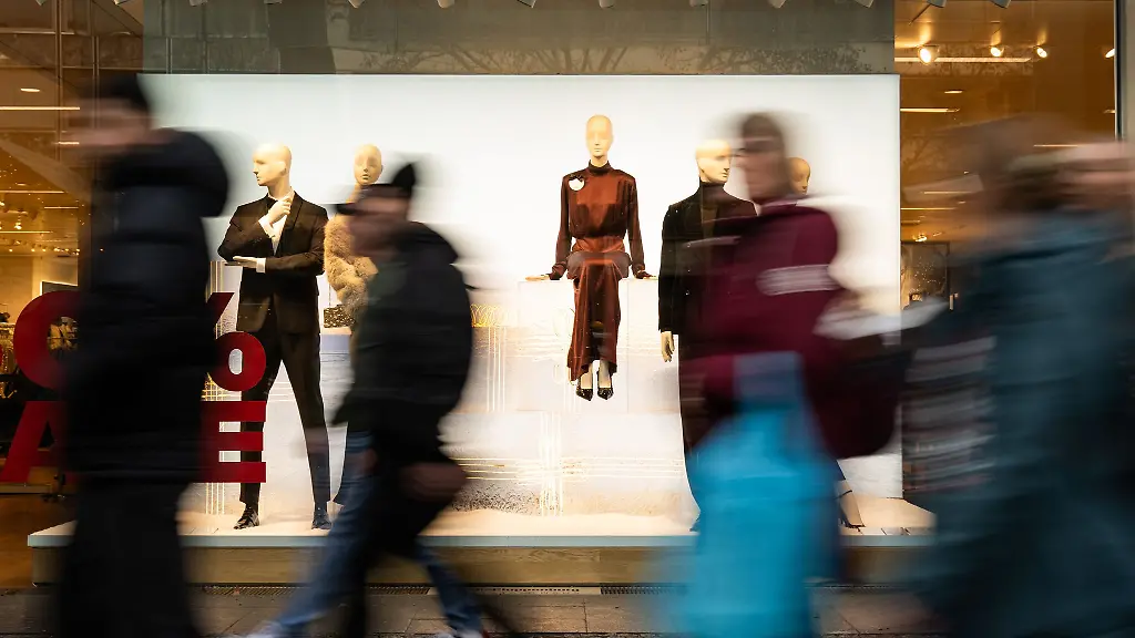 Viele-Menschen-zog-es-am-ersten-verkaufsoffenen-Sonntag-in-der-Adventszeit-in-die-Innenstaedte-Berlins-und-einiger-Brandenburger-Staedte