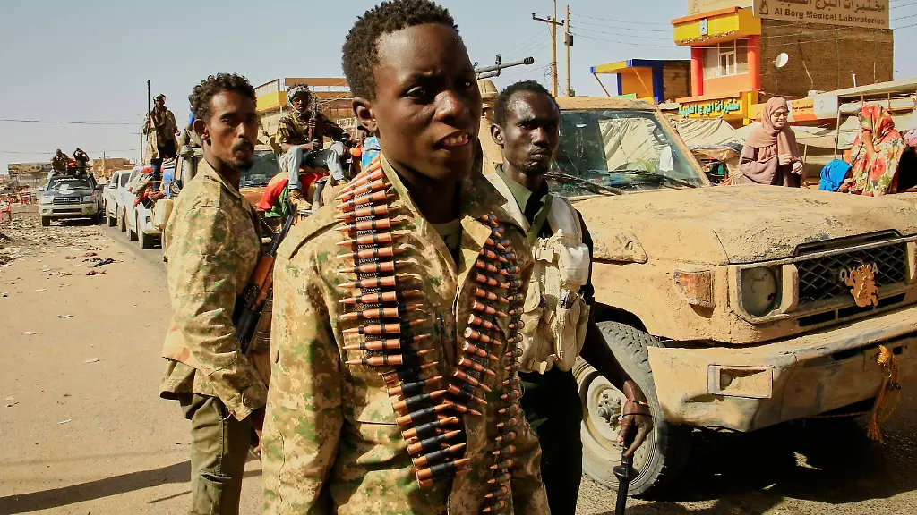 ARCHIV-27-03-2025-Sudan-Al-Kalalah-Soldaten-kommen-zum-Allafah-Markt-in-einem-Gebiet-das-die-sudanesische-Armee-kuerzlich-von-der-paramilitaerischen-Gruppe-Rapid-Support-Forces-zurueckerobert-hat-Jetzt-hat-die-RSF-Miliz-eigenen-Angaben-zufolge-einer-humanitaeren-Waffenruhe-im-Sudan-zugestimmt