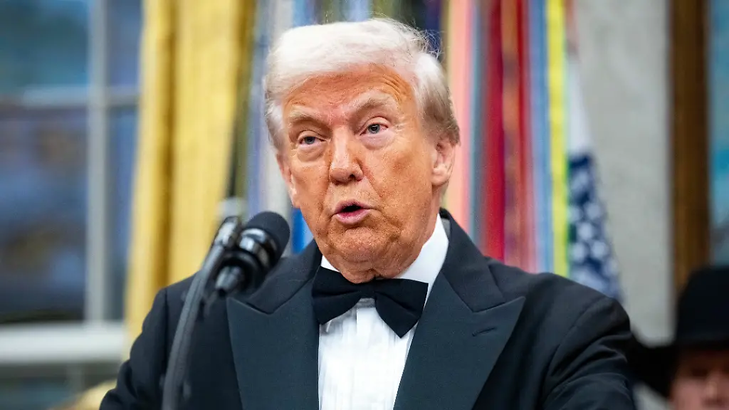 President-Donald-Trump-speaks-before-awarding-the-2025-Kennedy-Center-Honorees-with-their-medallions-during-a-presentation-ceremony-in-the-Oval-Office-of-the-White-House-in-Washington-DC-on-Saturday-December-6-2025-The-honorees-this-year-include-country-music-artist-George-Straight-actor-Sylvester-Stallone-members-of-the-rock-band-Kiss-actor-Michael-Crawford-and-singer-Gloria-Gaynor