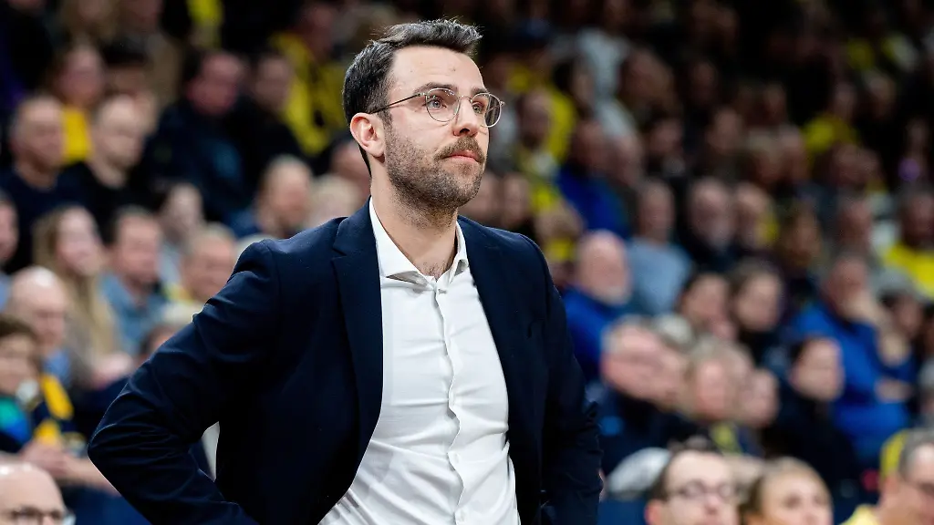 Hamburgs-Trainer-Benka-Barloschky-steht-enttaeuscht-am-Spielfeldrand