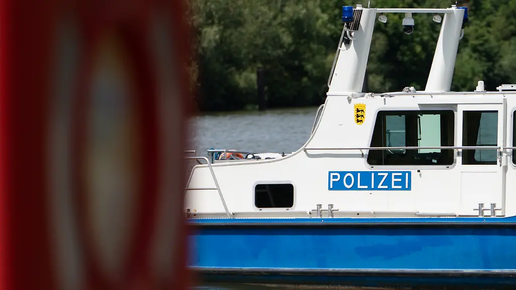 Ein-Schiff-der-Wasserschutzpolizei-faehrt-auf-dem-Neckar