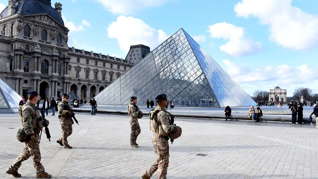 Security-Measures-At-Louvre-Museum-Paris-The-soldiers-patrol-near-the-Louvre-Museum-after-the-bourglary-in-the-Apollo-gallery-of-the-Louvre-Museum-in-Paris-France-on-December-3-2025
