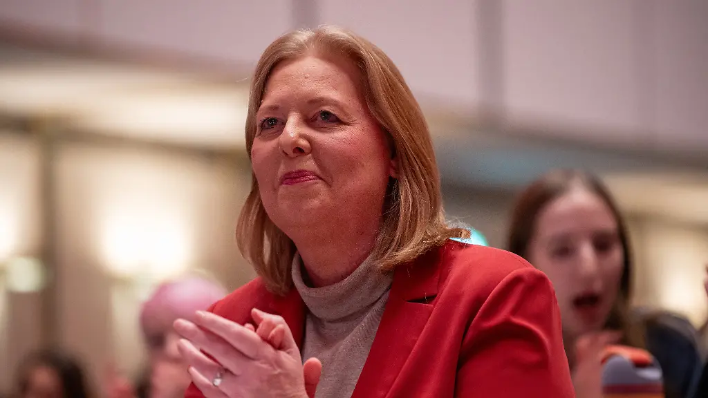 Bundesarbeitsministerin-und-SPD-Parteivorsitzende-Baerbel-Bas-sitzt-am-zweiten-Tag-des-Bundeskongresses-der-Jungsozialisten-Jusos-in-Mannheim-im-Publikum