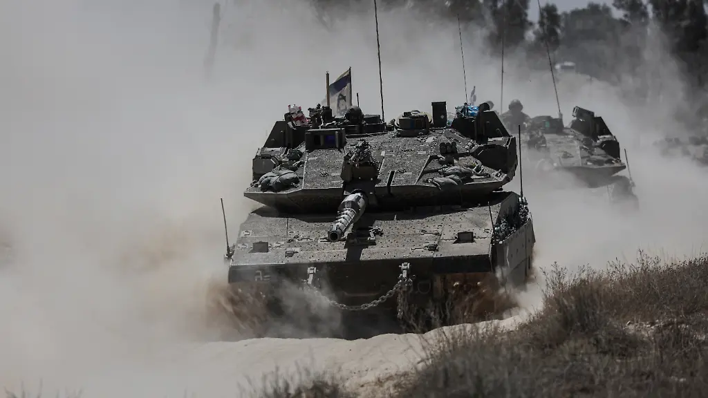 Ein-israelischer-Panzer-faehrt-an-der-suedlichen-Grenze-Israels-zum-Gazastreifen