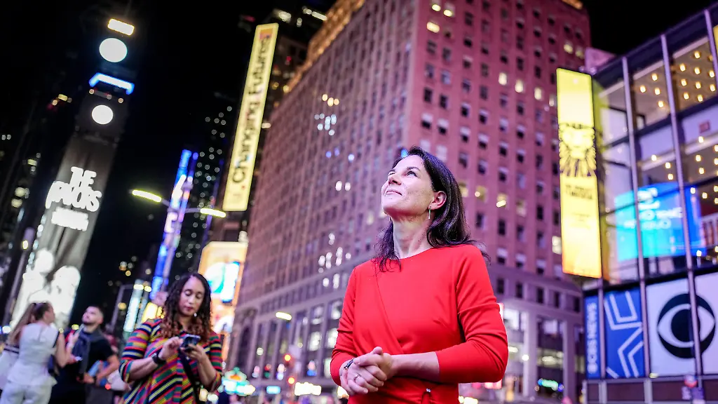 Annalena-Baerbock-Praesidentin-der-Generalversammlung-der-Vereinten-Nationen-schaut-sich-auf-dem-Times-Square-eine-Werbekampagne-der-UN-am-Rande-der-Generaldebatte-der-UN-Vollversammlung-in-New-York-auf-einem-Billboard-an-Zu-dem-groessten-diplomatischen-Ereignis-der-Welt-werden-ueber-mehrere-Tage-ueber-140-Staats-und-Regierungschefs-erwartet