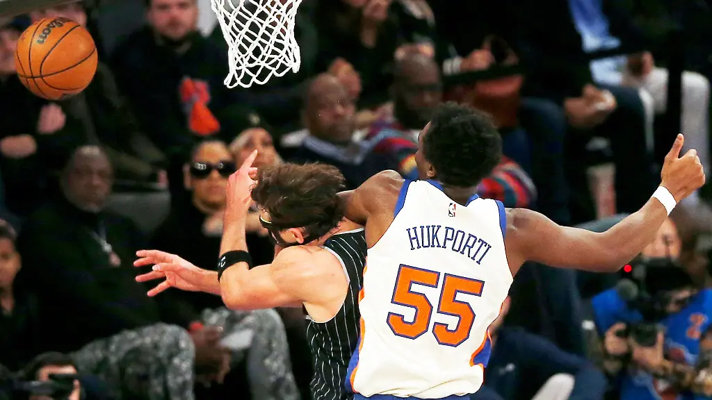 NBA-Star-Franz-Wagner-links-wird-von-seinem-deutschen-Landsmann-und-Gegenspieler-Ariel-Hukporti-folgenschwer-gefoult