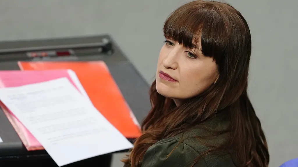 Heidi-Reichinnek-Fraktionsvorsitzende-von-Die-Linke-im-Bundestag-in-der-Sitzung-des-Bundestags-Thema-ist-die-Rentenreform