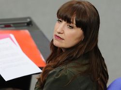 "Frauen nimmt man nicht ernst": Reichinnek schildert ihr Migräne-Leiden