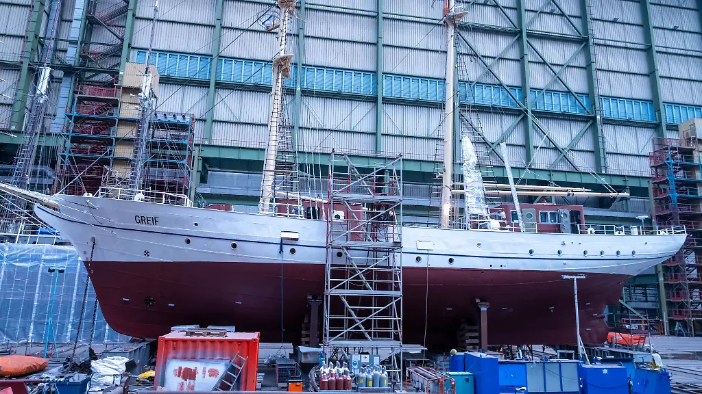 Noch-steht-die-Greif-in-der-Schiffbauhalle-auf-dem-Volkswerftgelaende-in-Stralsund