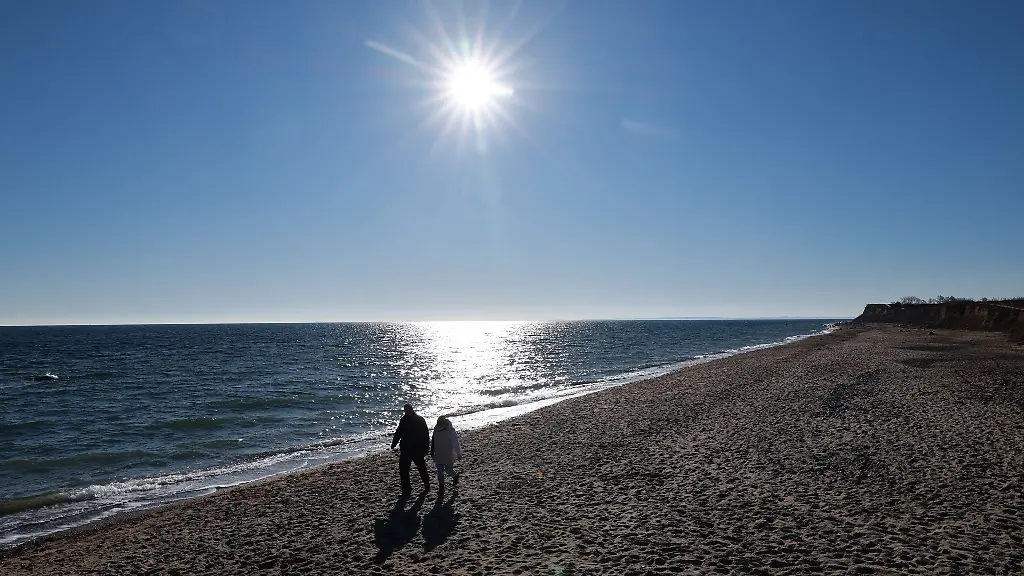 An-der-schleswig-holsteinischen-Kueste-kann-man-bei-einem-Strandspaziergang-dem-Silvestertrubel-entgehen