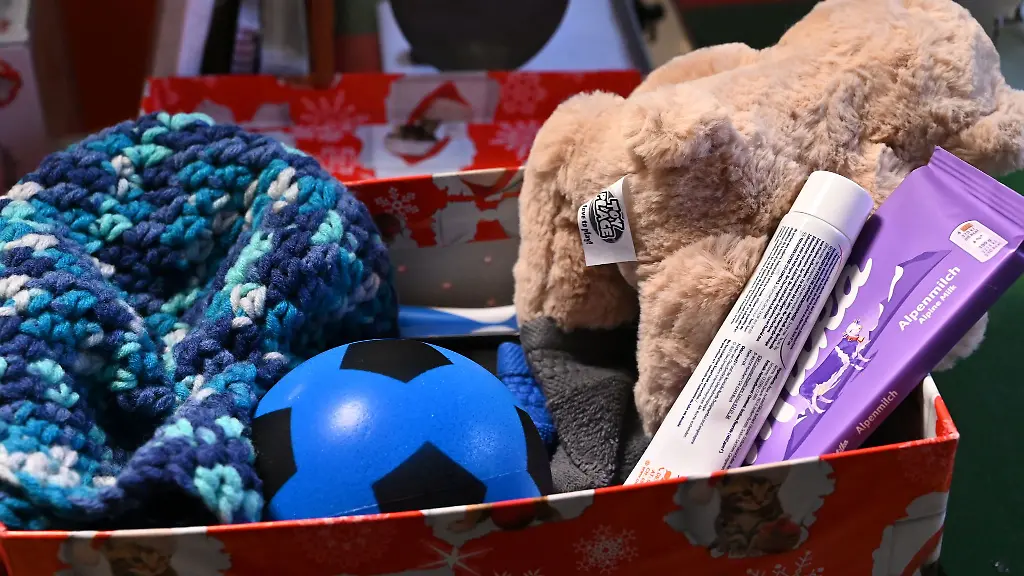 In-der-Berliner-Weihnachtswerkstatt-werden-die-Paeckchen-kontrolliert