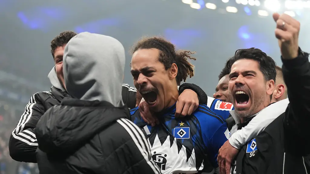 07-12-2025-Hamburg-Fussball-Bundesliga-Hamburger-SV-SV-Werder-Bremen-13-Spieltag-Volksparkstadion-Yussuf-Poulsen-M-Hamburger-SV-jubelt-nach-seinem-Tor-zum-3-2-mit-den-Teamgefaehrten-WICHTIGER-HINWEIS-Gemaess-den-Vorgaben-der-DFL-Deutsche-Fussball-Liga-bzw-des-DFB-Deutscher-Fussball-Bund-ist-es-untersagt-in-dem-Stadion-und-oder-vom-Spiel-angefertigte-Fotoaufnahmen-in-Form-von-Sequenzbildern-und-oder-videoaehnlichen-Fotostrecken-zu-verwerten-bzw-verwerten-zu-lassen