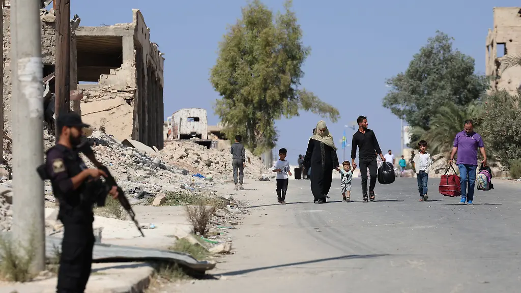 Civilians-panic-as-clashes-erupt-between-Syrian-security-forces-and-YPG-PKK-in-Aleppo-ALEPPO-SYRIA-OCTOBER-7-Civilians-flee-the-area-seeking-safety-as-they-experienced-widespread-panic-due-to-intensified-gunfire-following-the-clashes-broke-out-between-Syrian-security-forces-and-the-PKK-YPG-which-operating-under-the-name-SDF-PKK-listed-as-a-terrorist-organization-by-Turkiye-the-U-S-and-the-EU-and-YPG-which-Turkiye-consider-as-the-extension-of-PKK-in-Syria-at-Ashrafiyeh-and-Sheikh-Maqsoud-neighborhoods-in-Aleppo-Syria-on-October-7-2025-Kasim-Yusuf-Anadolu-Aleppo-Syria-Editorial-use-only-Please-get-in-touch-for-any-other-usage