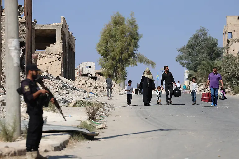 Civilians-panic-as-clashes-erupt-between-Syrian-security-forces-and-YPG-PKK-in-Aleppo-ALEPPO-SYRIA-OCTOBER-7-Civilians-flee-the-area-seeking-safety-as-they-experienced-widespread-panic-due-to-intensified-gunfire-following-the-clashes-broke-out-between-Syrian-security-forces-and-the-PKK-YPG-which-operating-under-the-name-SDF-PKK-listed-as-a-terrorist-organization-by-Turkiye-the-U-S-and-the-EU-and-YPG-which-Turkiye-consider-as-the-extension-of-PKK-in-Syria-at-Ashrafiyeh-and-Sheikh-Maqsoud-neighborhoods-in-Aleppo-Syria-on-October-7-2025-Kasim-Yusuf-Anadolu-Aleppo-Syria-Editorial-use-only-Please-get-in-touch-for-any-other-usage