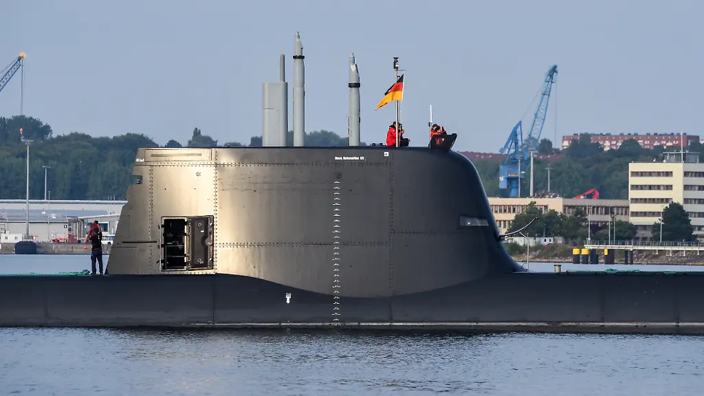 Kiel-das-U-Boot-RSS-Illustrious-der-Invicible-Klasse-Typ-218-SG-gebaut-fuer-die-Marine-der-Republik-Singapur-kommt-von-einer-Erprobungsfahrt-zurueck-Das-U-Boot-wurde-von-ThyssenKrupp-Marine-Systems-TKMS-entwickelt-und-gebaut-und-befindet-sich-derzeit-noch-im-Test-Die-U-Boot-Klasse-basiert-auf-den-Entwuerfen-der-deutschen-Klasse-214-und-der-Klasse-212-A-ist-jedoch-speziell-an-die-Anforderungen-der-Singapurischen-Marine-angepasst