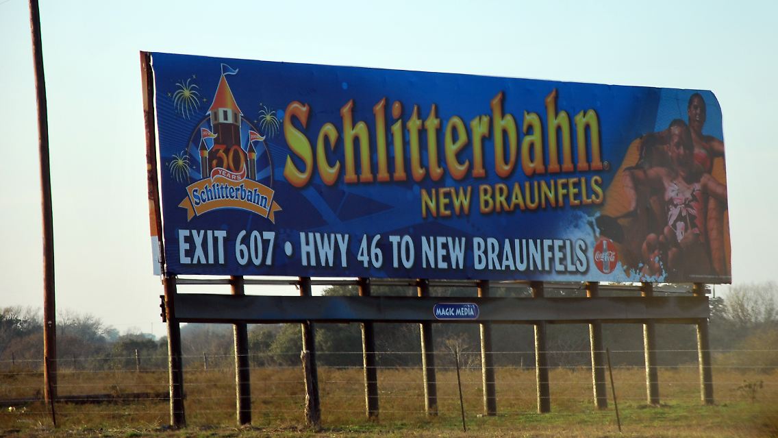 Ein Werbeschild für die "Schlitterbahn", die Hauptattraktion im Vergnügungspark, aufgenommen an einem Highway, der von New Braunfels nach Weimar, Texas, führt.