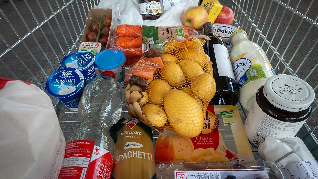 Vor-Weihnachten-ist-der-Einkaufswagen-oft-besonders-gut-gefuellt