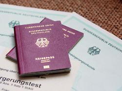 Mehr Menschen eingebürgert: Zahl der Staatenlosen in Deutschland sinkt nach Jahren wieder