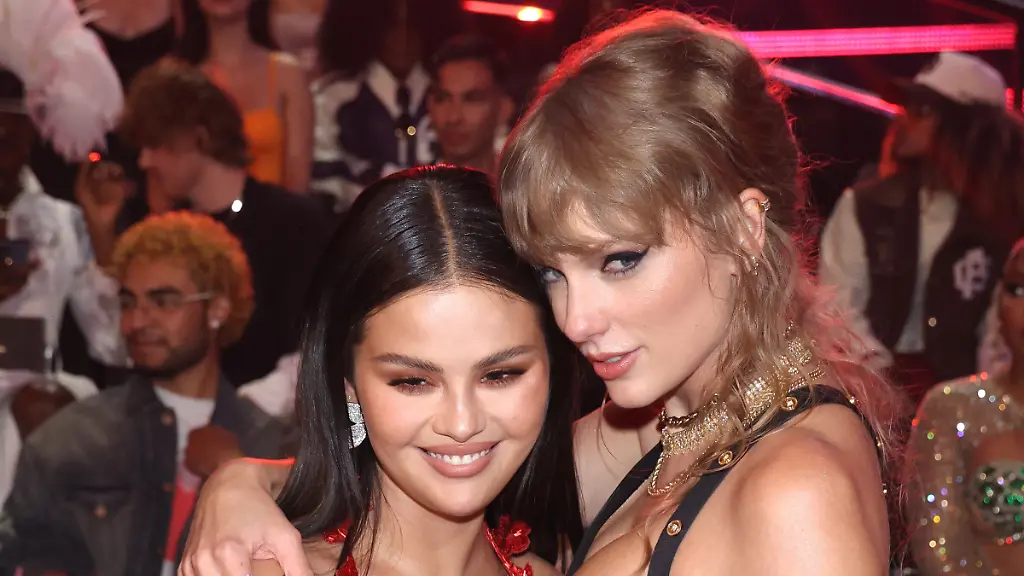 NEWARK-NJ-SEPTEMBER-12-Selena-Gomez-and-Taylor-Swift-at-the-2023-MTV-Video-Music-Awards-at-Prudential-Center-on-September-12-2023-in-Newark-New-Jersey