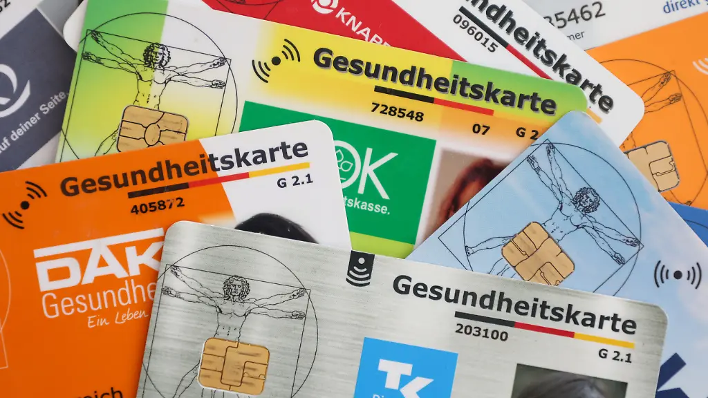 Eine-Auswahl-an-Gesundheitskarten-gesetzlicher-Krankenkassen-in-Deutschland-Die-elektronische-Gesundheitskarte-eGK-dient-als-Versicherungsnachweis-beim-Arztbesuch-und-enthaelt-persoenliche-Versichertendaten