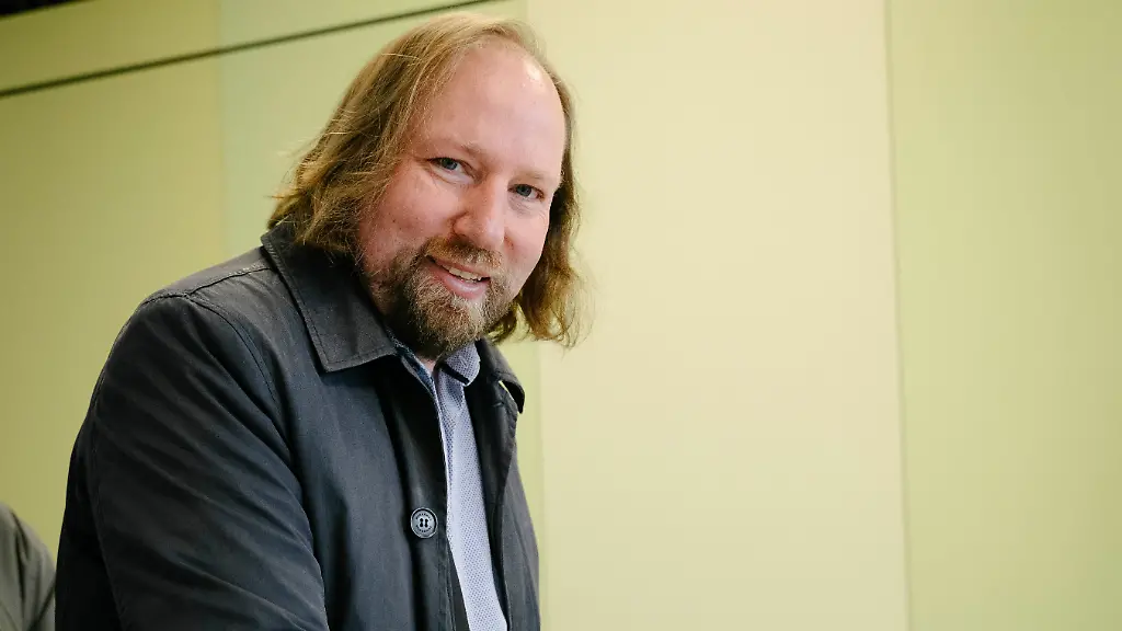 Anton-Hofreiter-die-Gruenen-gibt-am-Sonntag-den-23-Februar-2025-seine-Stimme-zur-Bundestagswahl-2025-im-Wahllokal-in-Unterhaching-Oberbayern-ab