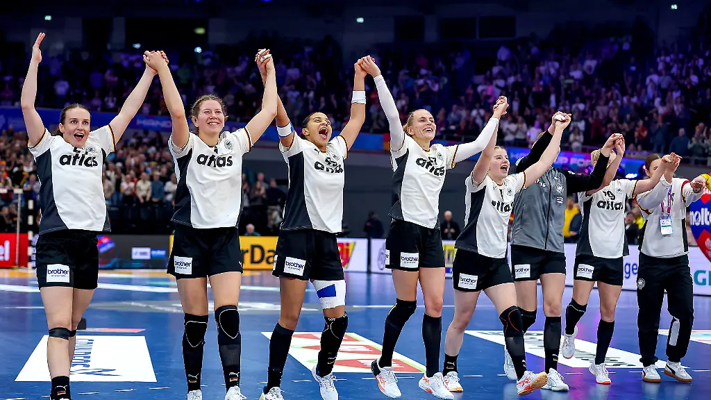 04-12-2025-Handball-WM-Frauen-Hauptrunde-Deutschland-Montenegro-27th-IHF-Women-s-Handball-World-Championship-Westfalenhalle-Dortmund-Jubel-nach-dem-Einzug-ins-Viertelfinale-Die-deutsche-Nationalmannschaft-feiert-mit-viel-Freude-den-Sieg-gegen-Montenegro-v-l