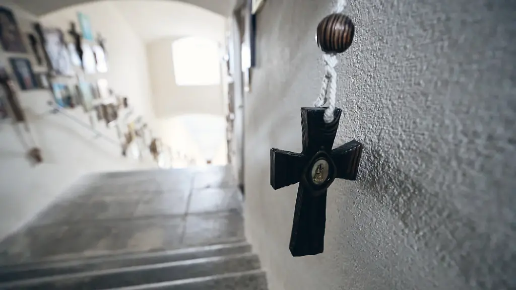 Ein-Kreuz-in-der-Wallfahrtstreppe-zur-Wallfahrtskirche-Maria-Hilf-in-Passau-aufgenommen-am-6-12