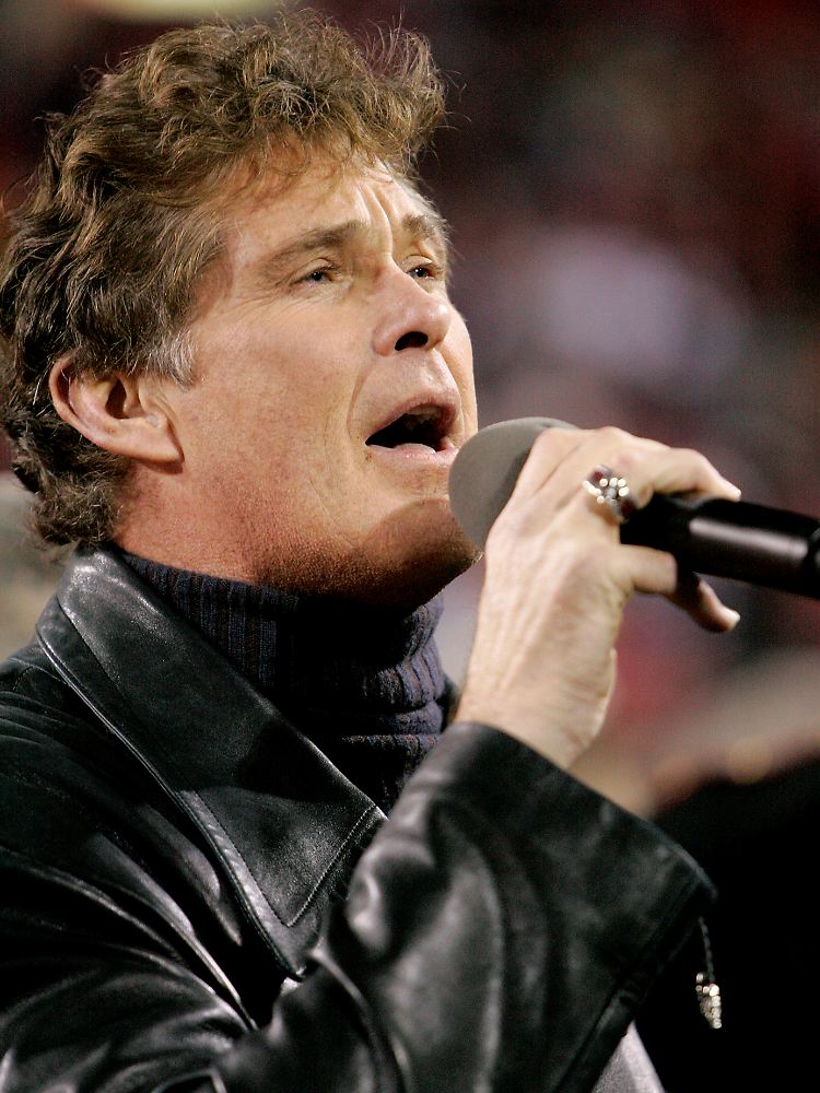 Offenbar hat sich Hasselhoff von Party-Klassikern inspirieren lassen.