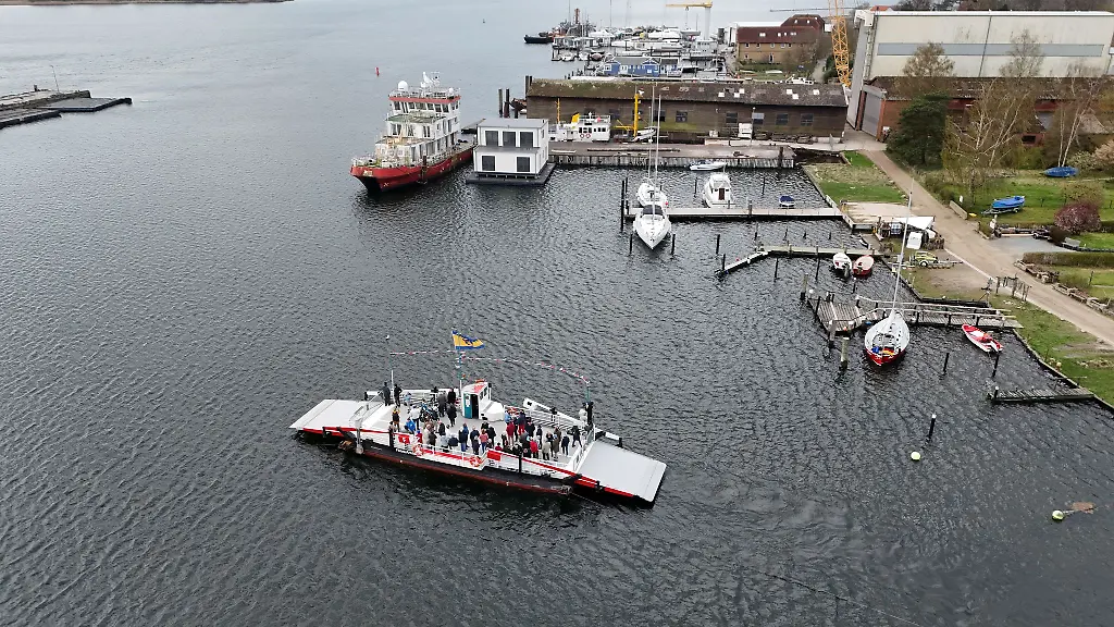 Nahe-dem-Faehranleger-von-Arnis-ist-ein-angetrunkener-Autofahrer-ueber-eine-Slipanlage-ins-Wasser-gefahren