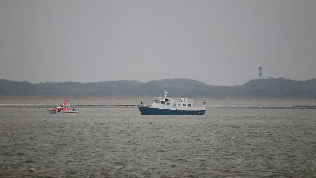 Seenotretter-haben-Passagiere-eines-festgefahrenen-Beerdigungsschiffes-vor-Juist-geborgen-und-auf-das-Festland-gebracht
