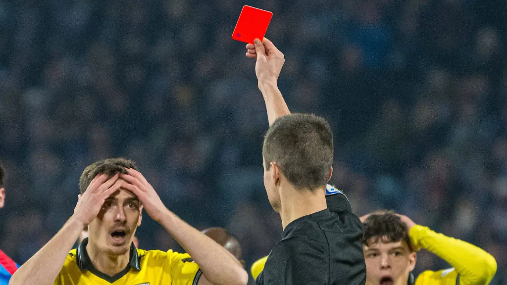 Rostock-Deutschland-07-Dezember-2025-3-Liga-2025-2026-FC-Hansa-Rostock-vs-TSV-Alemannia-Aachen-Im-Bild-5-v-li-Schiedsrichter-Daniel-Bartnitzki-zeigt-Rot-rot-Karte-Platzverweis-an-4-v-li-Danilo-Wiebe-Alemannia-Aachen-DFB-regulations-prohibit-any-use-of-photographs-as-image-sequences-and-or-quasi-video