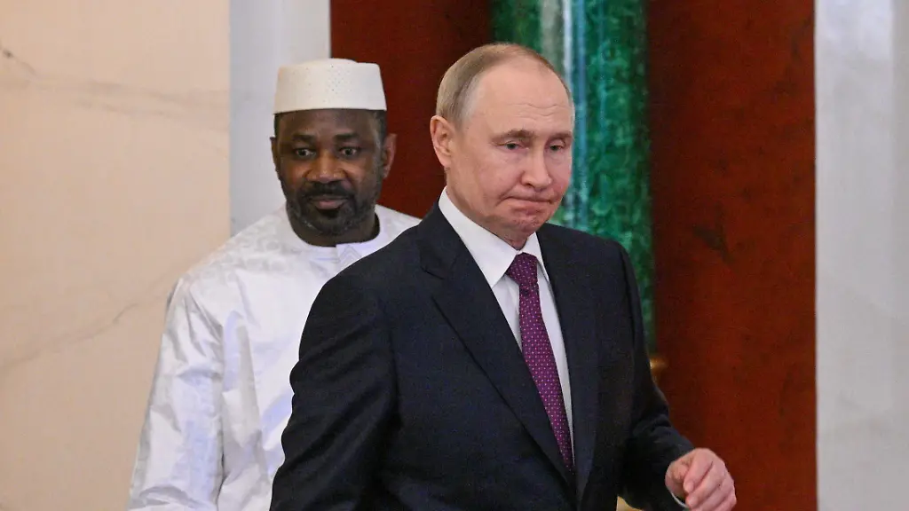 DIESES-FOTO-WIRD-VON-DER-RUSSISCHEN-STAATSAGENTUR-TASS-ZUR-VERFUeGUNG-GESTELLT-RUSSIA-MOSCOW-JUNE-23-2025-Russia-s-President-Vladimir-Putin-R-and-Interim-President-of-Mali-Assimi-Goita-arrive-for-a-ceremony-to-sign-bilateral-cooperation-documents-following-their-meeting-at-the-Moscow-Kremlin