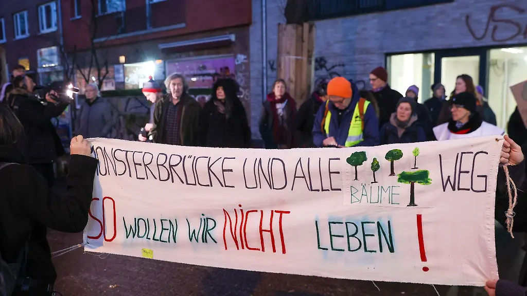 Dutzende-Demonstranten-protestieren-gegen-die-Faellung-von-37-Baeumen-fuer-den-Neubau-der-Sternbruecke