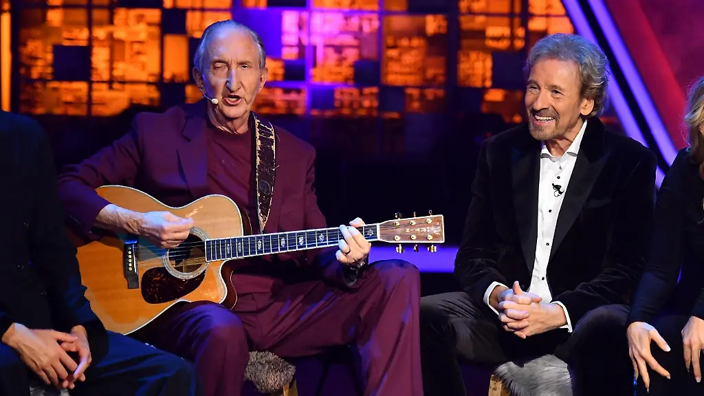 Dieses-von-RTL-zur-Verfuegung-gestellte-Foto-zeigt-die-Moderatoren-Mike-Krueger-2-v-l-Thomas-Gottschalk-Barbara-Schoeneberger-und-Guenther-Jauch-waehrend-der-RTL-Show-Denn-sie-wissen-nicht-was-passiert