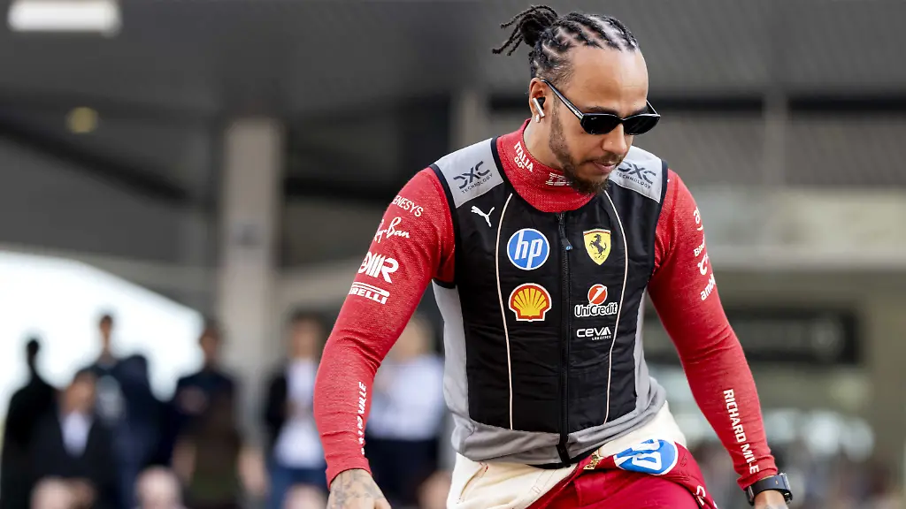 2025-12-07-15-06-34-ABU-DHABI-Lewis-Hamilton-Ferrari-vor-der-Fahrerparade-auf-dem-Yas-Marina-Circuit-beim-Grossen-Preis-von-Abu-Dhabi