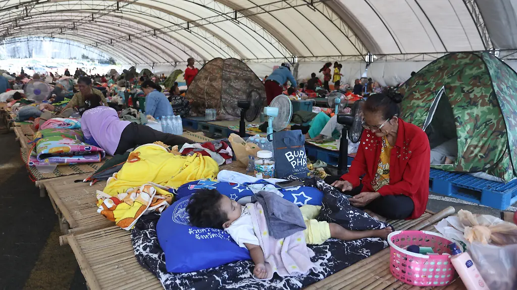 Thailaendische-Einwohner-die-nach-Zusammenstoessen-zwischen-thailaendischen-und-kambodschanischen-Soldaten-aus-ihren-Haeusern-geflohen-sind-ruhen-sich-in-einem-Evakuierungszentrum-in-der-thailaendischen-Provinz-Buriram-aus