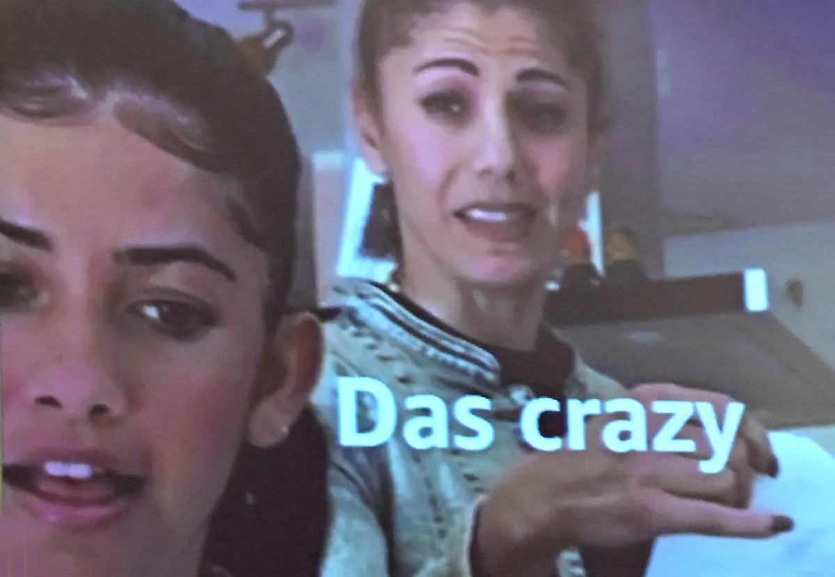 FRANKFURT-MAIN-DEUTSCHLAND-18-Oktober-2025-Das-Jugendwort-fuer-das-Jahr-2025-Das-crazy-wird-auf-einer-Leinwand-angezeigt-Die-77-Frankfurter-Buchmesse-weltgroesste-Buecherschau-dauert-vom-15-bis-19-Oktober-2025