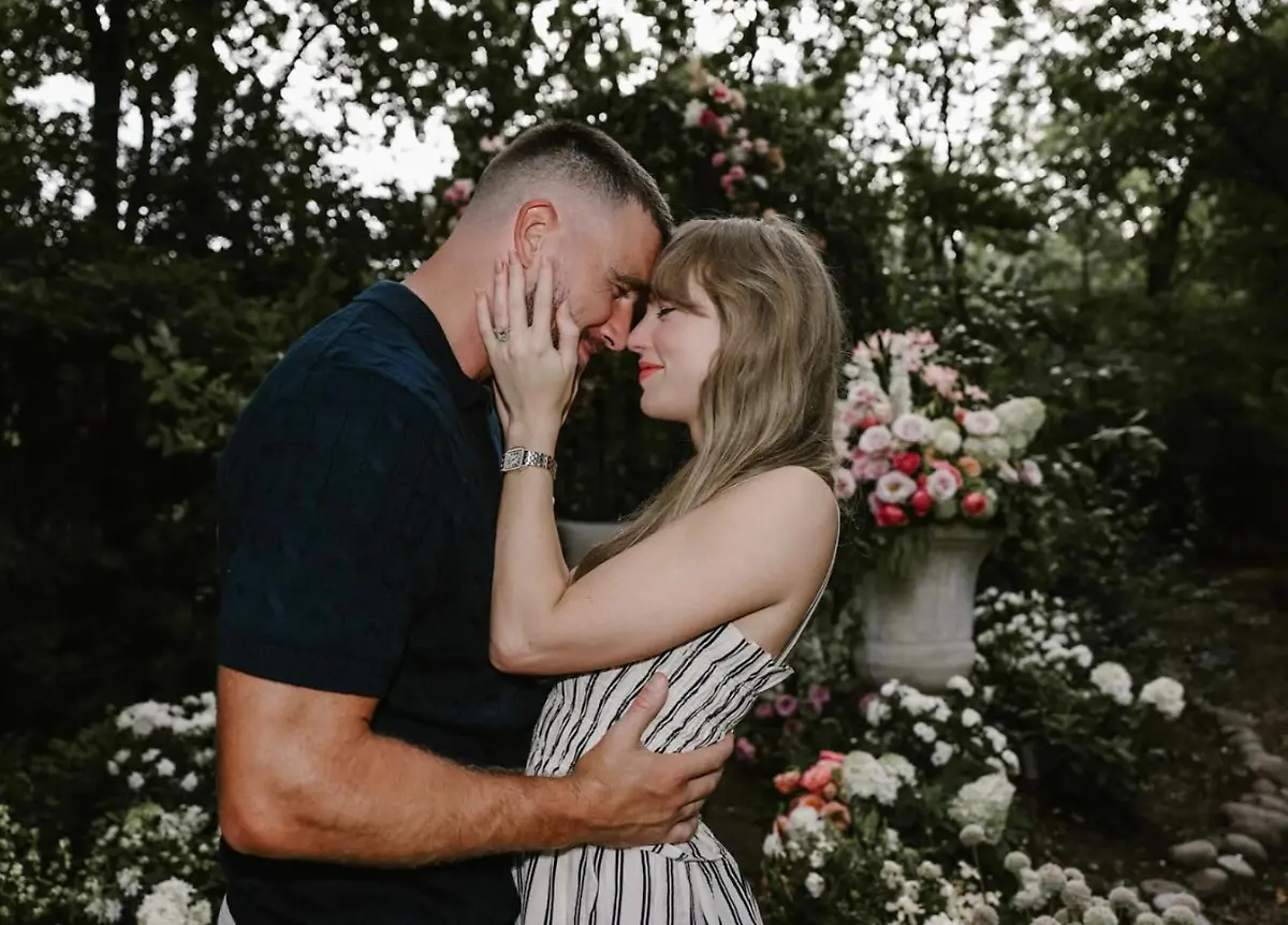 August-26-2025-Kansas-City-Missouri-USA-American-Grammy-winning-singer-songwriter-actress-and-billionaire-TAYLOR-ALISON-SWIFT-35-looking-into-eyes-of-her-fiance-TRAVIS-MICHAEL-KELCE-35-They-announced-their-engagement-on-Instagram-Tuesday-sharing-photos-of-their-garden-proposal-at-flower-adorned-gazebo-at-Kelce-s-home-in-Missouri-Your-English-teacher-and-your-gym-teacher-are-getting-married-the-pair-wrote-on-their-social-media-post-Kelce-is-an-American-professional-football-player-who-is-a-tight-end-for-the-NFL-s-Kansas-City-Chiefs-of-the-National-Football-League-Selected-by-the-Chiefs-in-the-third-round-of-the-2013-NFL-draft-and-later-won-Super-Bowls-LIV-LVII-and-LVIII-with-the-team