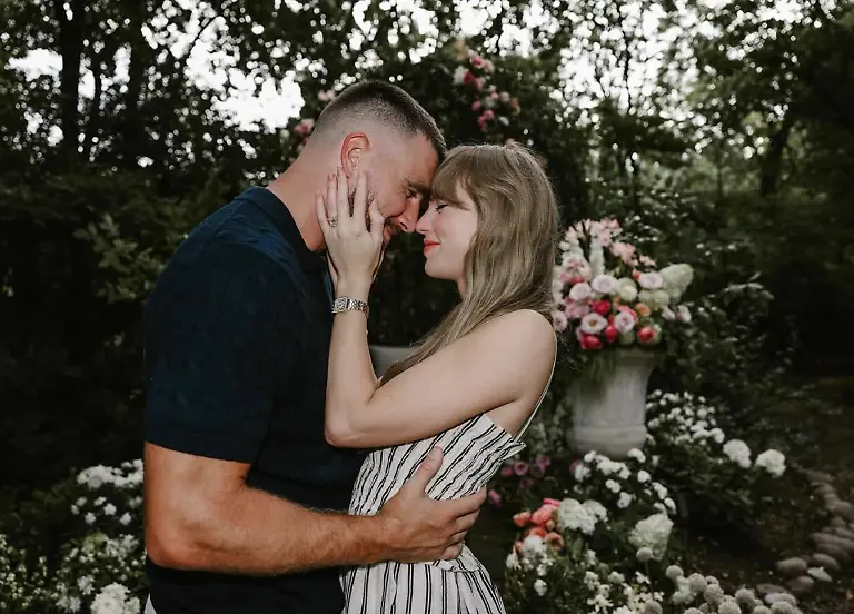 August-26-2025-Kansas-City-Missouri-USA-American-Grammy-winning-singer-songwriter-actress-and-billionaire-TAYLOR-ALISON-SWIFT-35-looking-into-eyes-of-her-fiance-TRAVIS-MICHAEL-KELCE-35-They-announced-their-engagement-on-Instagram-Tuesday-sharing-photos-of-their-garden-proposal-at-flower-adorned-gazebo-at-Kelce-s-home-in-Missouri-Your-English-teacher-and-your-gym-teacher-are-getting-married-the-pair-wrote-on-their-social-media-post-Kelce-is-an-American-professional-football-player-who-is-a-tight-end-for-the-NFL-s-Kansas-City-Chiefs-of-the-National-Football-League-Selected-by-the-Chiefs-in-the-third-round-of-the-2013-NFL-draft-and-later-won-Super-Bowls-LIV-LVII-and-LVIII-with-the-team