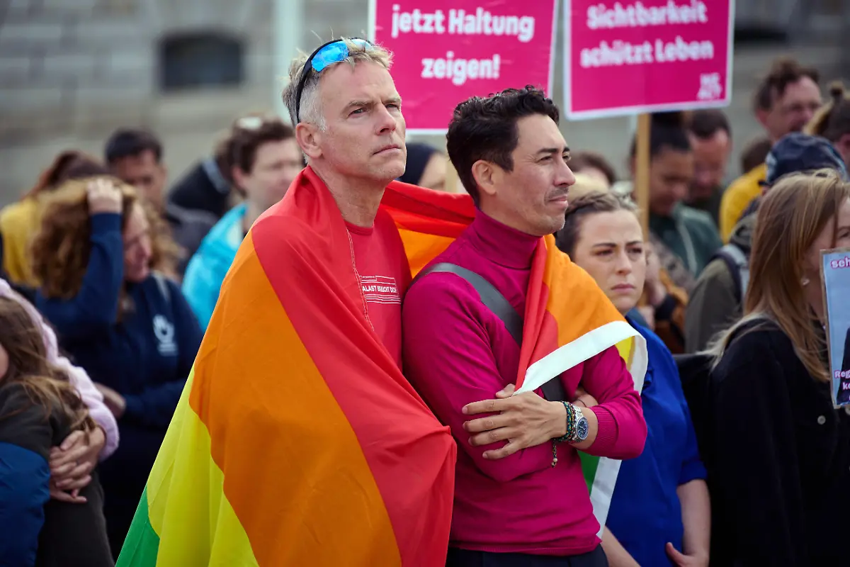 Aktivisten-und-Aktivistinnen-der-Kampagnenorganisation-Campact-und-anderen-protestieren-mit-der-Aktion-Flagge-zeigen-Fuer-queere-Sichtbarkeit-im-Bundestag-auf-der-Reichstagswiese-Platz-der-Republik-vor-dem-Bundestag-in-Berlin-Foto-vom-08-07-2025-Bundestagspraesidentin-Julia-Kloeckner-hatte-entschieden-die-Regenbogenflagge-am-Bundestag-zum-diesjaehrigen-Christopher-Street-Day-CSD-in-Berlin-nicht-zu-hissen