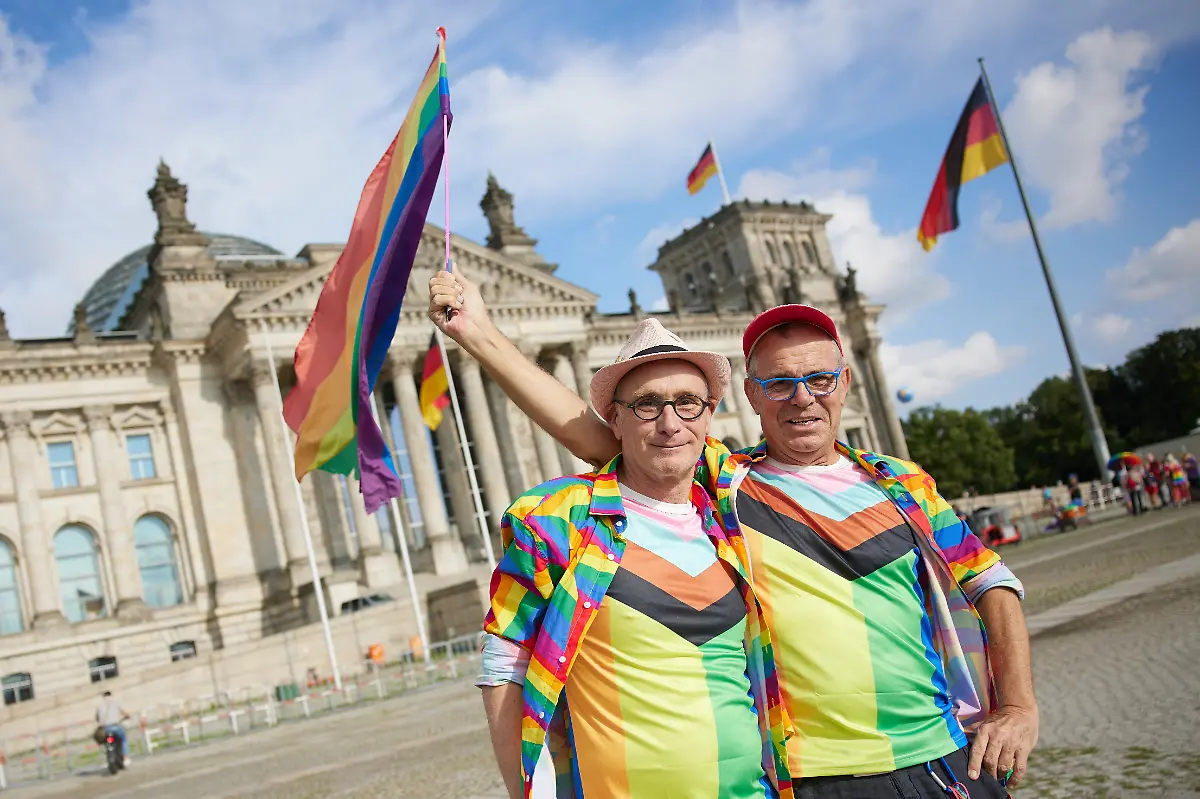 Hans-l-und-Axel-schwenken-anlaesslich-des-Berliner-Christopher-Street-Day-CSD-vor-dem-Reichstagsgebaeude-eine-Regenbogenfahne-Bundestagspraesidentin-Kloeckner-hat-die-Regenbogenflagge-zum-Christopher-Street-Day-nicht-auf-dem-Reichstagsgebaeude-hissen-lassen-wollen