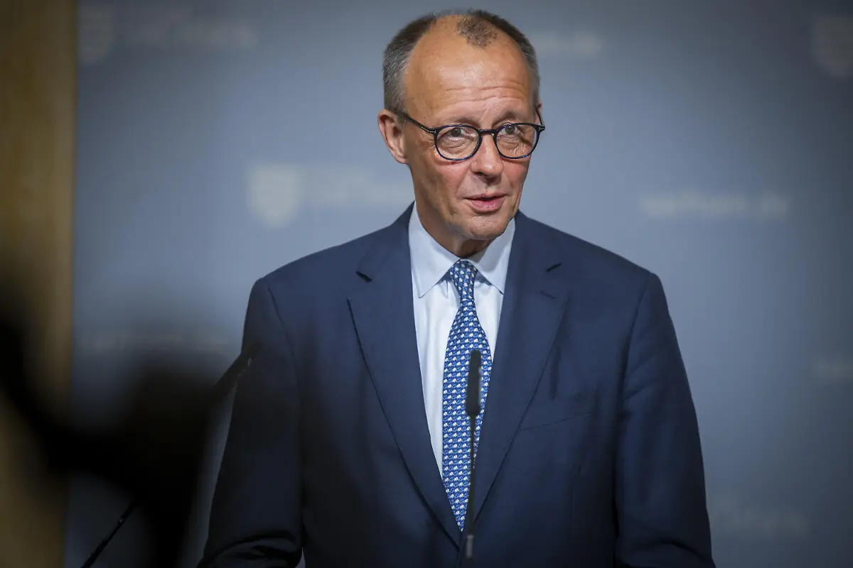 Ministerpraesident-Michael-Kretschmer-begruesste-den-Bundeskanzler-in-Dresden-und-begleitet-ihn-weiteren-Terminen-Empfangen-wurde-der-Kanzler-vor-der-Saechsischen-Staatskanzlei-vom-Musikkorps-der-Bergstadt-Schneeberg-e-V