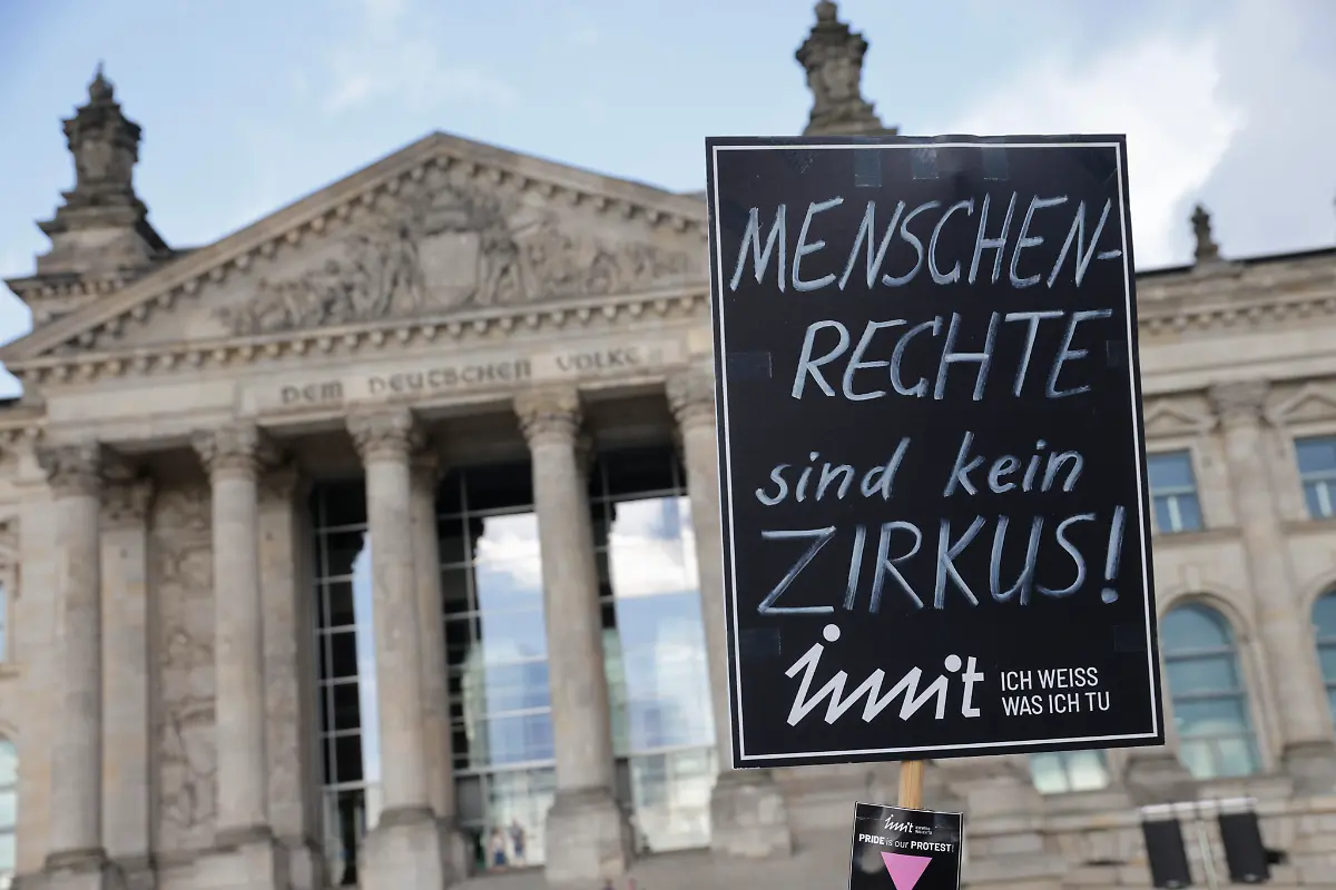 Deutschland-Berlin-Demonstration-vor-dem-Bundestag-Regenbogenflagge-vor-dem-Bundestag