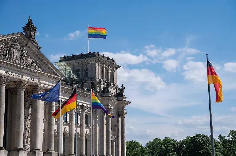 17-05-2024-Berlin-Deutschland-Europa-Blick-auf-den-Reichstag-im-Berliner-Bezirk-Mitte-mit-wehender-Bundesflagge-und-bunten-Regenbogenfahnen