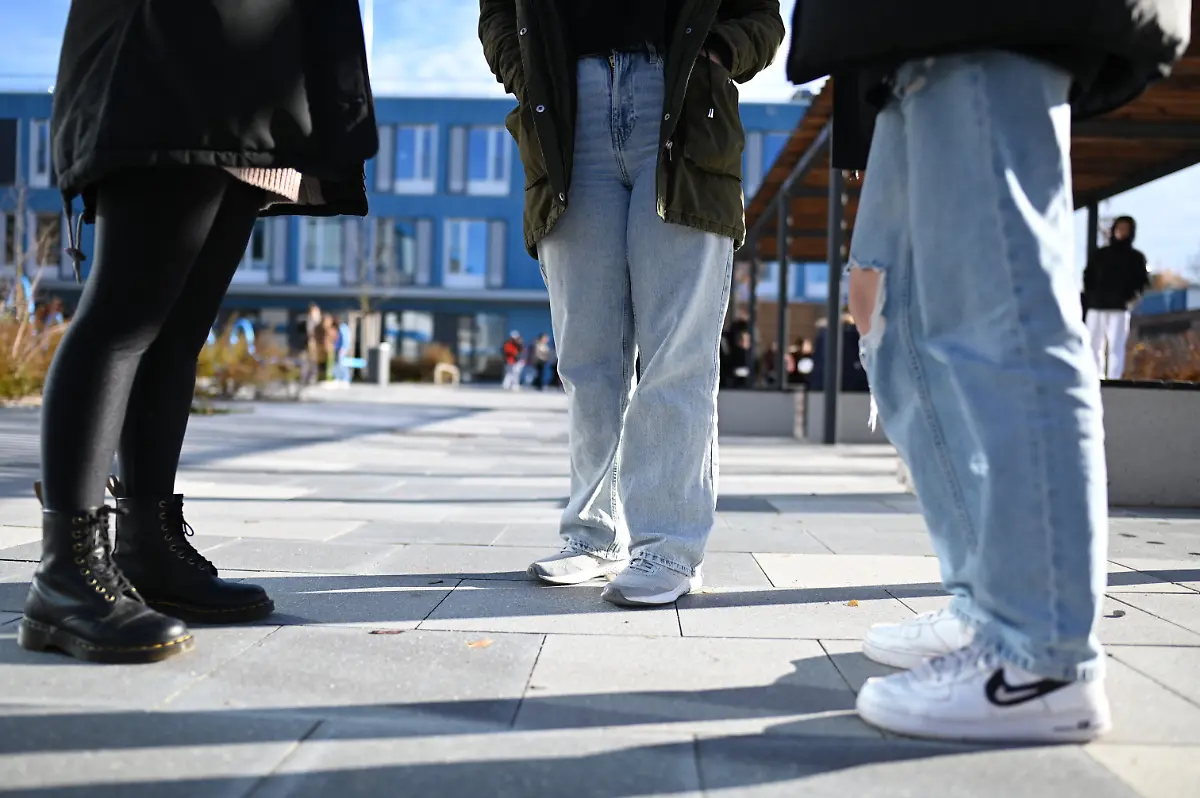 Reportage-ueber-das-Hasenbergl-Lerchenau-im-Muenchner-Norden-FOTO-Schueler-auf-dem-Pausenhof-der-Mittelschule-26