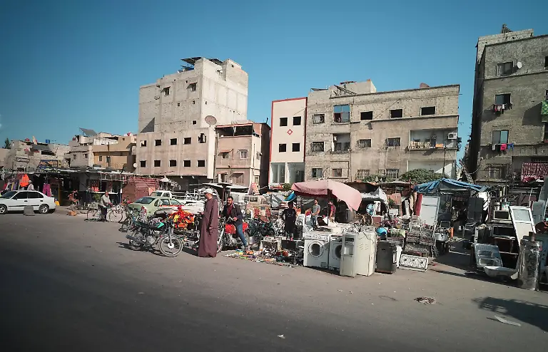 Strassenverkaeufer-bieten-ihre-Waren-am-Strassenrand-eines-durch-den-Buergerkrieg-zerstoerten-Stadtteils-an-Aussenminister-Wadephul-hat-mit-dem-Interimspraesidenten-von-Syrien-und-dem-Aussenminister-der-Uebergangsregierung-von-Syrien-in-der-Hauptstadt-Damaskus-ueber-die-Sicherheitslage-in-der-Nahostregion-gesprochen