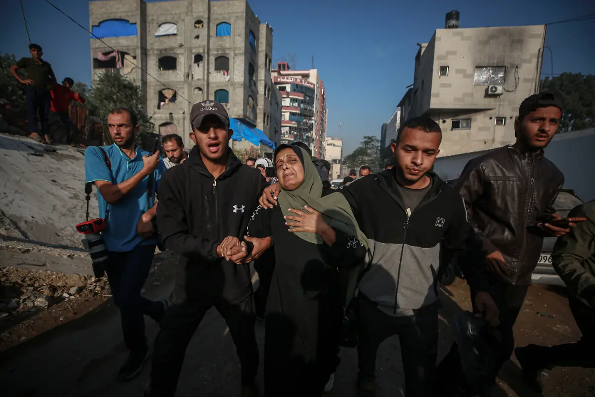 Palaestinenser-halten-einen-Trauerzug-am-Al-Shifa-Krankenhaus-ab-Kurz-nach-Verabschiedung-der-UN-Resolution-zur-Absicherung-des-Nahost-Friedensplans-stellt-ein-toedlicher-Zwischenfall-die-fragile-Waffenruhe-im-Gazastreifen-erneut-auf-die-Probe-Als-Reaktion-auf-einen-mutmasslichen-Angriff-auf-israelische-Soldaten-im-Sueden-ging-Israels-Armee-eigenen-Angaben-zufolge-mit-Attacken-im-gesamten-Gazastreifen-gegen-die-islamistische-Hamas-vor