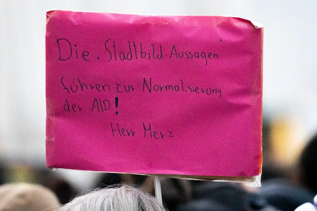 Hunderte-Menschen-demonstrieren-in-Augsburg-Teilnehmer-protestieren-gegen-die-Stadtbild-Aussage-Problem-im-Stadtbild-von-Bundeskanzler-Friedrich-Merz-Motto-Wir-sind-die-Toechter-Wir-sind-das-Stadtbild-Wir-sind-viele