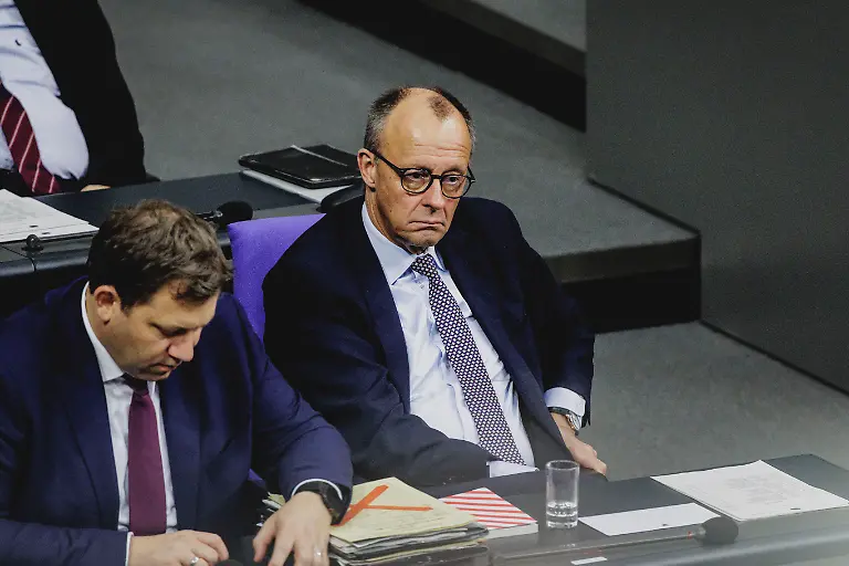 Friedrich-Merz-CDU-Bundeskanzler-und-Lars-Klingbeil-Bundesminister-der-Finanzen-aufgenommen-im-Rahmen-der-Debatte-ueber-das-Rentenpaket-im-Deutschen-Bundestag-in-Berlin-05-12-2025-Die-Junge-Gruppe-der-CDU-CSU-Fraktion-droht-mit-Ablehnung-des-Paketes-was-zu-einer-Krise-der-Koalition-fuehren-koennte