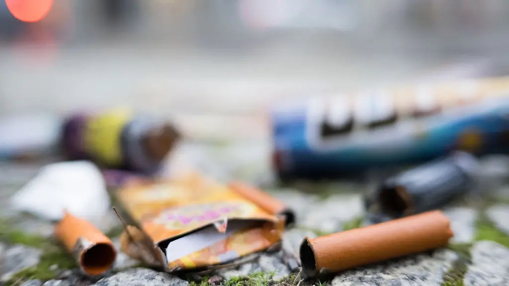 Ein-Vater-findet-im-Zimmer-seines-Sohnes-in-Berlin-Dutzende-illegaler-Boeller-aus-dem-Ausland